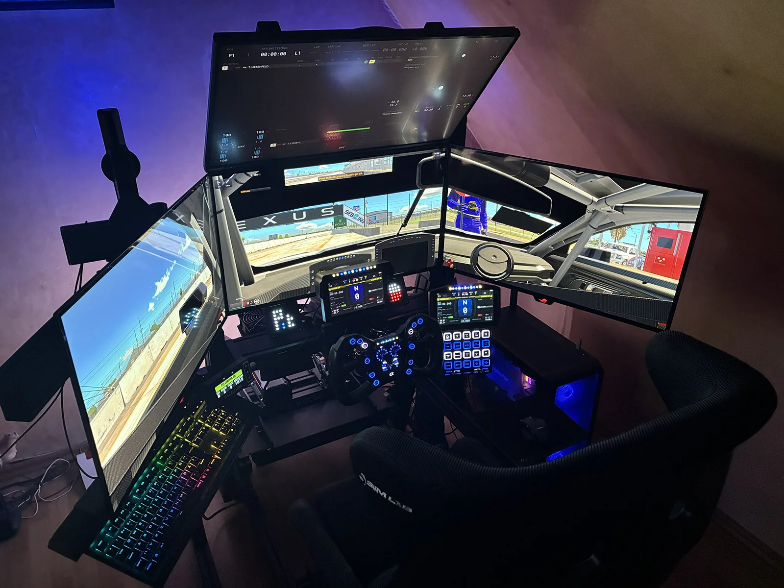 Simracing-Cockpit mit Triple-Screen-Setup